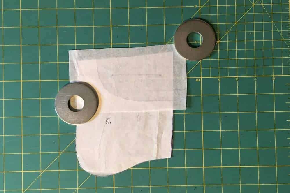 Taschenbelegt auf Papier vom Schnittmuster abzeichnen