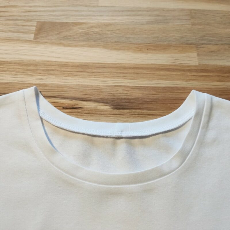 Genähter Halsausschnitt am T-Shirt für Damen